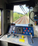 Blick in den hinteren Führerstand von Dieseltriebzug 158712 während des Abwartens des Gegenzuges.