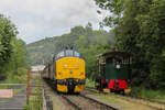 37688  Great Rocks  nimmt Anlauf f�r die Steigung Richtung Goathland und passiert dabei die Cockerill Stehkessellok in der N�he des Motive Power Depots.