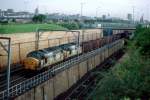 37250 und 37293 mit einem Schrottzug bei Gateshead am 18. August 1992. Im Hintergrund ist das Stadtbild von Newcastle-upon-Tyne erkenntlich.