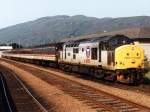 Class 37 (37430) mit einem Reisezug auf Bahnhof Fort William am 31-07-1999. Bild und scan: Date Jan de Vries.