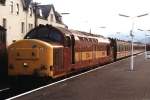 Persnlich bin ich ein gro Liebhaber von diese Dieselloks der Class 37 mit runde Nasen. Glcklich gab es noch einige Loks in Fort Willian bei meinem Besuch an Schottland in 1999. Hier ist die 37411 mit Zug Fort William-Glasgow auf Bahnhof Fort William am 31-07-1999. Bild und scan: Date Jan de Vries.