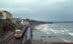 Ein HST Power Car Class 43 ist im April 1992 mit einem Intercity bei Dawlish (Strecke Exeter - Plymouth) unterwegs