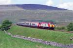 Am 26. Mai 2007 zieht 57311 einen umgeleiteten Glasgow-London Euston Pendolino bei Ribblehead, Nord Yorkshire.