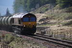 66013 der DB Schenker mit einem Ölganzzug auf der West Highland Line kurz hinter Tyndrum am 10.05.2016.