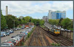 66507 von Freightliner rollt mit einem leeren Containerzug durch den Bahnhof Southampton.