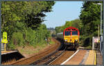 66120 der DB Cargo UK rollt am 30.04.2026 mit einem G�terzug durch den Haltepunkt Southampton Airport.