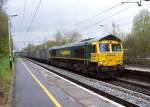 66 571 Freighthner mit Containerzug fhrt am 20.04.2005 durch die Haltestelle Heald Green nach Manchester.