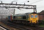 66 534 Freighthner mit Containerzug zweigt am 22.04.2005 im Bahnhofs-Vorfeld von Manchester Piccadilly in ein Durchgangsgleis in Richtung Westen (Liverpool) ab.