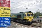 Ely (Cambridgeshire), Freightliner 66516 mit Containerzug aus norden, in den Bahnhof einfahrend, Warnschilder. 07,07,2010