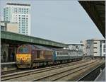 Die EWS 67017 (Class 67) verlässt mit einer weiteren, nicht zu sehenden, Class 67 und dem dazwischen gereihten Personenzug den Bahnhof von Cardiff Central / Caerdydd Canolog. 
    
21. April 2010