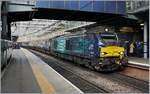 Leider nur als Schnappschuss im Vorbeigehen: die Direct Rail Services Class 68 Eurolight Vossloh /Stadler (68 025) mit einem Scotrail Reisezug in Edinburgh Waverley.