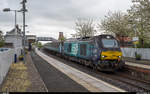 Für ScotRail fahrende DRS 68004 mit einem Fife Circle Service am 26. April 2019 im Bahnhof North Queensferry. <br>
Aufgrund von Problemen mit den neuen Hitachi-Zügen der Class 385 hat ScotRail zwei solche Komps mit Class 68 und 6 Mark-2-Wagen für HVZ-Züge auf dem Fife Circle angemietet. Beim Zug auf diesem Bild handelt es sich um eine Ersatzkomposition, welche nicht das ScotRail-Farbschema trägt.