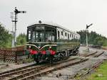 Triebwagen M79900, ein British Rail Derby Lightweight, verlässt den Bahnhof Lydney Junction der Dean Forest Railway Richtung Lydney Town, 14.9.2016