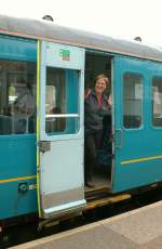 Durch die Auentr gleich ins Abteil - frher gang und gbe, heute die wohl im normalspurigen Regelverkehr kaum mehr zu findende Ausnahme: Arriva Class 121 032 beim Halt in der Station Cardiff Bay am 28. April 2010.