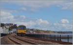 Der Triebwagen 143 619 ist bei Dawlish Richtung Paignton unterwegs.