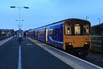 Beim Einnachten: Triebzug 150 141 (Serie 150 stammt aus den Jahren 1984-87) macht sich in Morecambe an der Westküste bereit zur Fahrt über die wenig genutzte Bergstrecke über Hellifield und Keighley nach Leeds. 27.September 2017  