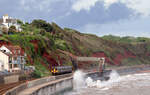 Flut und Wind bringen hohe Wellen in die Nähe der Züge zwischen Dawlish und Dawlish Warren. Hier ist der Regionalzug nach Exmouth unterwegs. Dawlish, 17.5.2022