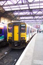 Edinburgh, Weaverly Station - Class 150 - Lokalzug nach Perth. Dieser Triebwagentyp wird in Schottland oft auf kurzen Strecken eingesetzt, wie z.B. Edinburgh-Perth oder der Fife Circle Lines.