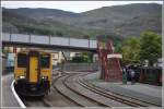 150 217 holt Anschlussreisende vom Dampfzug der Ffestiniog Railway in Blaenau Ffestiniog ab und fhrt durch das schne Conwy Valley nach Llandudno.