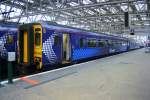 Nachdem First die Scotrail-Franchise bernahm, wurden viele Zge ins damalige First-Design umgemalt. Inzwischen wurde aber wiederum ein neues Design eingefhrt, das nichts mehr mit dem Franchisenehmer First zu tun hat. Bereits im neuen Design unterwegs ist beispielsweise 156 432, aufgenommen am 7.10.2009 in Glasgow Central.