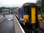 Class 156 Zug der West Highland Line mit Ziel Glasgow in der Station Crianlarich.