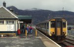 Class 156 457 hat im April 1992 auf seiner Fahrt von Inverness nach Kyle of Lochalsh den Endbahnhof erreicht. Im Hintergrund die Isle of Skye.