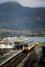 Zwar nicht am Ende der Welt, aber auch nicht weit entfernt davon liegt der Bahnhof von Kyle of Lochalsh, Endpunkt der Strecke von Inverness. Im April 1992 hat 156 457 nach knapp vierstündiger Fahrt durch die einsame Landschaft des schottisches Hochlandes sein Ziel erreicht. Im Hintergrund die Isle of Skye.