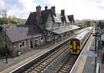 Transport for Wales / Trafnidiaeth Cymru: Das imposante Bahnhofsgeb�ude von Machynlleth.