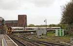 Transport for Wales / Trafnidiaeth Cymru: Die beiden Z�ge (158 840 + 158 820) erreichen Shrewsbury vor der markanten Kirche.