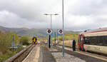 Transport for Wales / Trafnidiaeth Cymru: Triebzug 158 827 wartet die Kreuzung mit 158 838 ab.