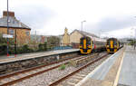 Transport for Wales / Trafnidiaeth Cymru: Zug 158 834 aus Pwllheli nach Shrewsbury kreuzt Zug 158 838 in Tywyn (fr�her Towyn).