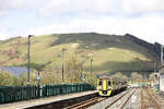 Transport for Wales / Trafnidiaeth Cymru: Z�ge 158 823 aus Pwllheli (Cambrian Coast Line) + 158 832 aus Aberystwyth (Cambrian Main Line) haben in Machynlleth zusammengekuppelt und fahren nun weg