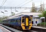 158 757 Northern von Manchester Airport nach Manchester Piccadilly am 20.04.2005 in der Haltestelle Heald Green.