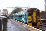 158 818 unbekannter Gesellschaft von Manchester Piccadilly ber Airport nach Crewe hlt am 20.04.2005 im Bahnhof Wilmslow