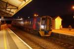 First Great Western 158 767, unterwegs als 16:42-Service von Gloucester nach Weymoth, wartet in Castle Cary auf seine Abfahrt.