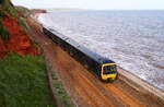 Lokalzug der GWR auf dem malerischen Abschnitt zwischen Dawlish Warren und Dawlish in der Abendsonne.