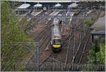 Der ScotRail Diesltriebzug 170406 verlàsst Edinburgh Waverly.