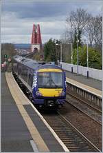 Der Scotrail Dieseltriebzug 170454 verlässt Dalmeny Richtung Five, im Hintergrund ist die mächtige Forth Bridge zu erkennen.