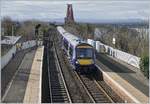 Der Abelli ScotRail 170461 erreicht Northqueensferry, im Hintergrund die Forth Bridge.