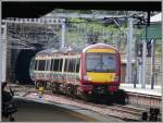 Dreiteiliger 170 472 verlsst Edinburgh Waverly Station Richtung Stirling. Ausser im Grossraum Edinbrugh/Glasgow ist der Zugsverkehr sehr sprlich in Schottland. So hat meistens die Zeit gefehlt, auf Zge zu warten, oder es hat geregnet wie aus Kbeln. (03.08.2008)