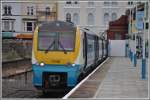 175 108 wartet in Llandudno auf die Abfahrtszeit. Man kann zwar mit dem Auto auf den Bahnsteig fahren, aber ein schtzendes Dach gibts nicht mehr. (13.08.2011)