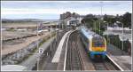 Obwohl nur zwei Weichen, vier Signale und ein beschrankter Bahnbergang vorhanden sind, besitzt Deganwy an der Llandudno Bay ein besetztes Stellwerk. 175 108 hlt auf dem Weg nach Llandudno Junction an der Hauptstrecke Chester - Holyhead. (13.08.2011)