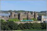 Der 07.21 von Cardiff nach Holyhead passiert das Schloss Conwy.