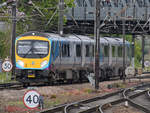 Ein Class 185-Dieseltriebzug während der Ankunft am Bahnhof in York.