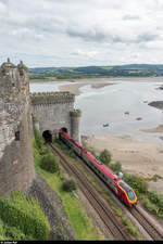 Ein Virgin Trains West Coast Class 221 Super Voyager ist am 16. August 2017 von London Euston nach Holyhead unterwegs und verlässt hier gerade die Tubular Bridge über den River Conwy.