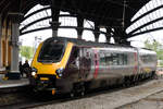 Der Triebzug 220012 während der Ankunft am Bahnhof in York.