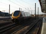 In der Abendsonne des 01.04.09 fhrt ein Class 220 Voyager der  cross country  aus Norden in den Bahnhof von York ein.