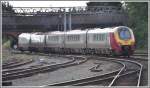 Der 5-teilige dieselelektrische Voyager Class 221 von Virgin Trains verlsst Chester. (16.08.2011)