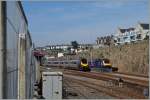 Penzance: Links wartet der CrossCountry Triebzug 221 121 nach Edinburgh und rechts der Fist Great Western HST 125 mit dem führenden Triebkopf 43031 nach London Paddington auf die Abfahrt.