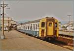Eastbourne: Im Sommer 1984 wartet ein Class 423 Triebzug auf die Abfahrt in Richtung London.